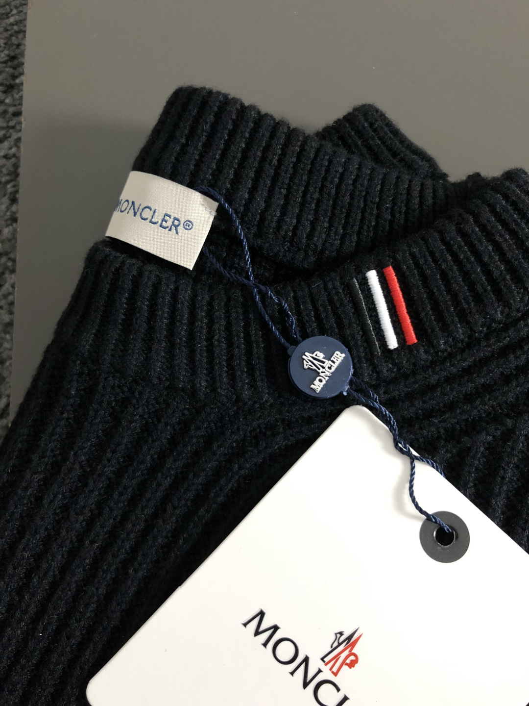 Mon*微宽版型S-Xl2025秋冬潮牌羊毛针织开衫，以领口刺绣点缀为主调，巧妙融入袖标元素，打破传统针