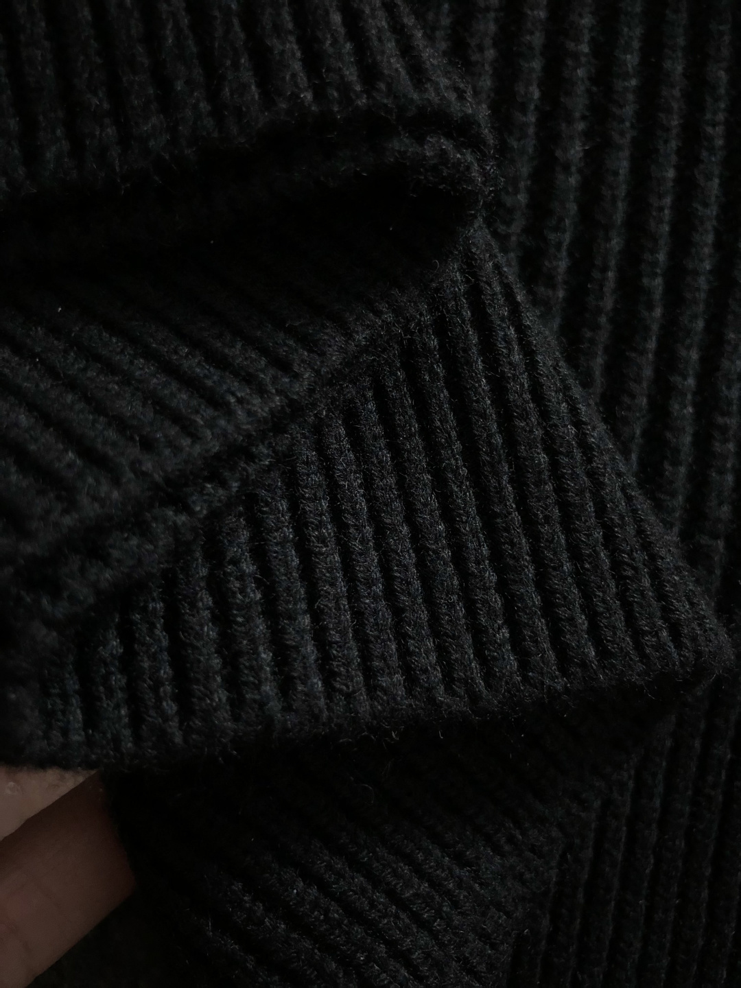 Mon*微宽版型S-Xl2025秋冬潮牌羊毛针织开衫，以领口刺绣点缀为主调，巧妙融入袖标元素，打破传统针