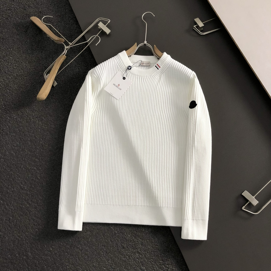 Mon*微宽版型S-Xl2025秋冬潮牌羊毛针织开衫，以领口刺绣点缀为主调，巧妙融入袖标元素，打破传统针