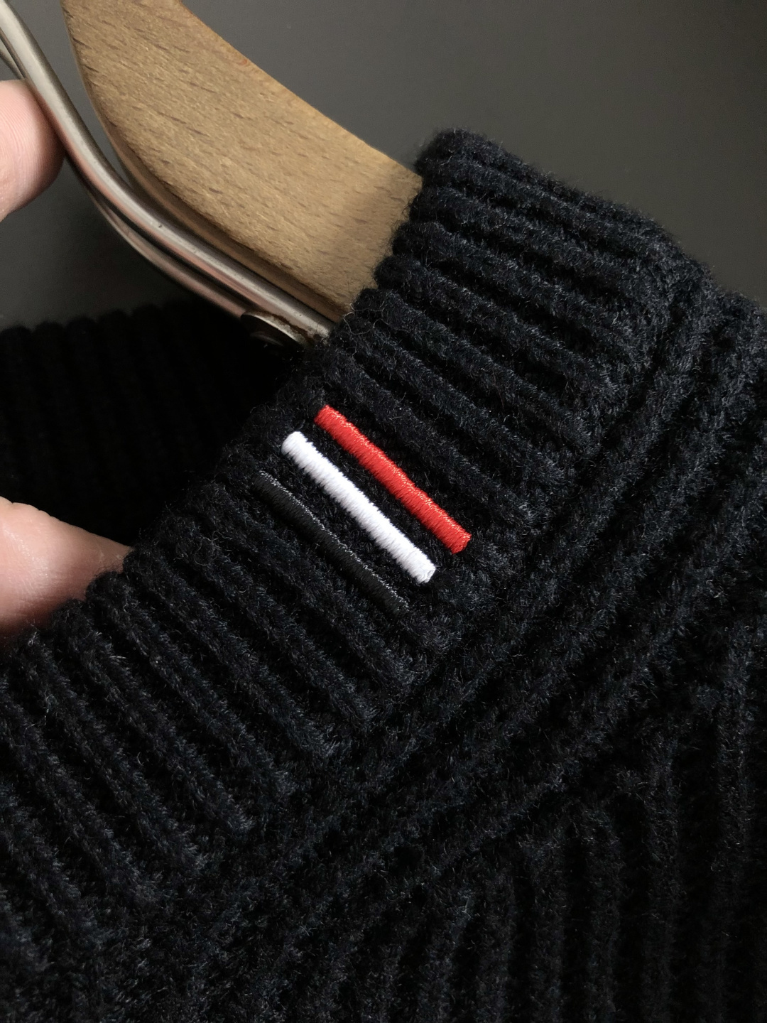 Mon*微宽版型S-Xl2025秋冬潮牌羊毛针织开衫，以领口刺绣点缀为主调，巧妙融入袖标元素，打破传统针