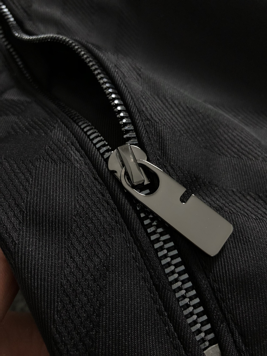 BBR*合身版型48-562025秋冬羽绒外套，以双层连帽元素点缀为主调，融入皮牌专柜五金元素，打破传统