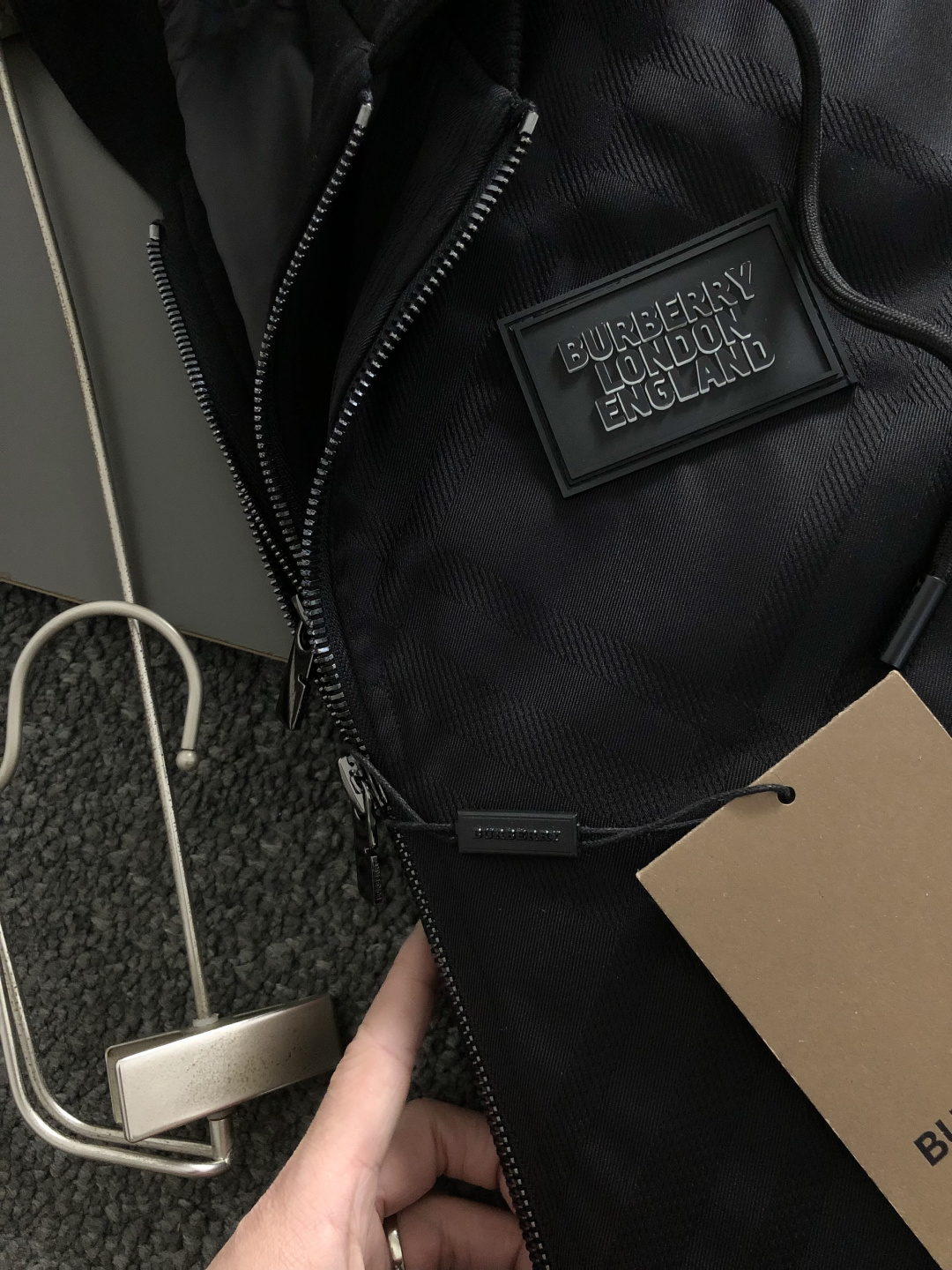 BBR*合身版型48-562025秋冬羽绒外套，以双层连帽元素点缀为主调，融入皮牌专柜五金元素，打破传统