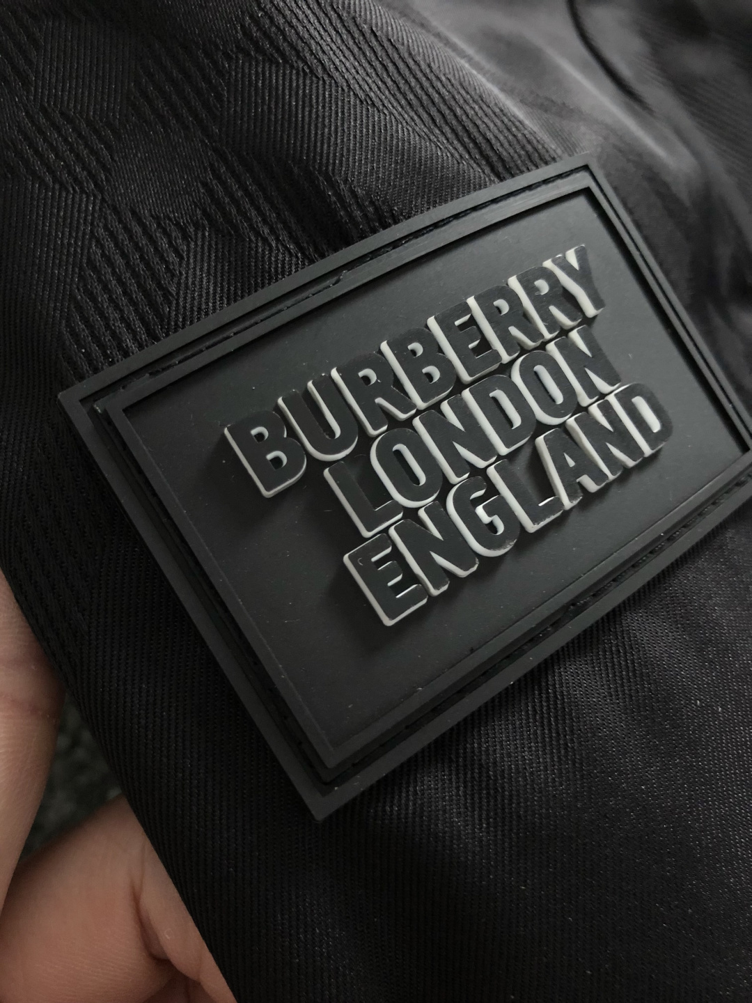 BBR*合身版型48-562025秋冬羽绒外套，以双层连帽元素点缀为主调，融入皮牌专柜五金元素，打破传统