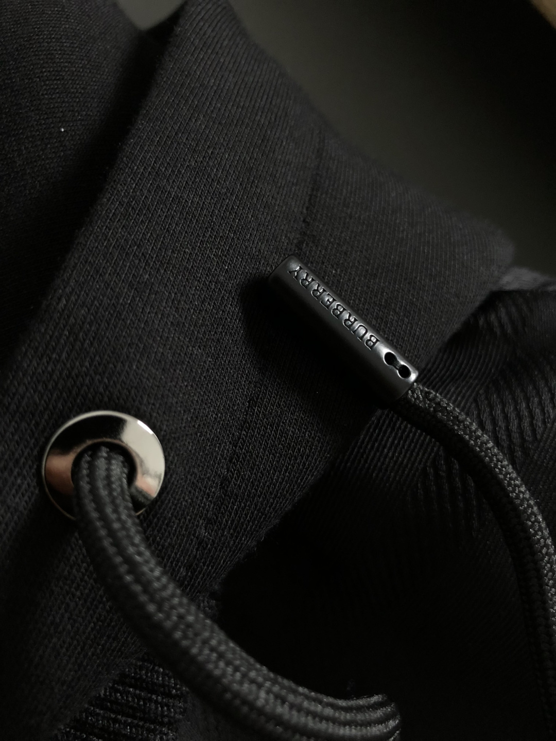 BBR*合身版型48-562025秋冬羽绒外套，以双层连帽元素点缀为主调，融入皮牌专柜五金元素，打破传统