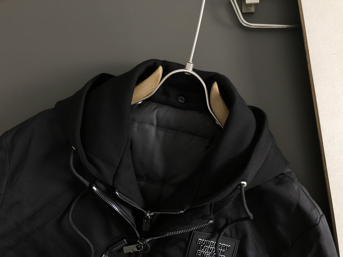 BBR*合身版型48-562025秋冬羽绒外套，以双层连帽元素点缀为主调，融入皮牌专柜五金元素，打破传统