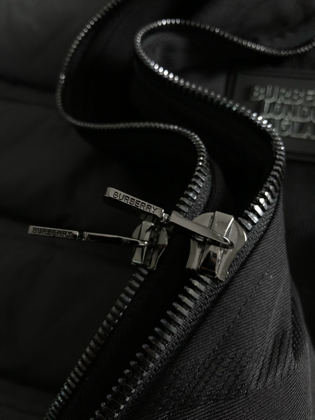 BBR*合身版型48-562025秋冬羽绒外套，以双层连帽元素点缀为主调，融入皮牌专柜五金元素，打破传统