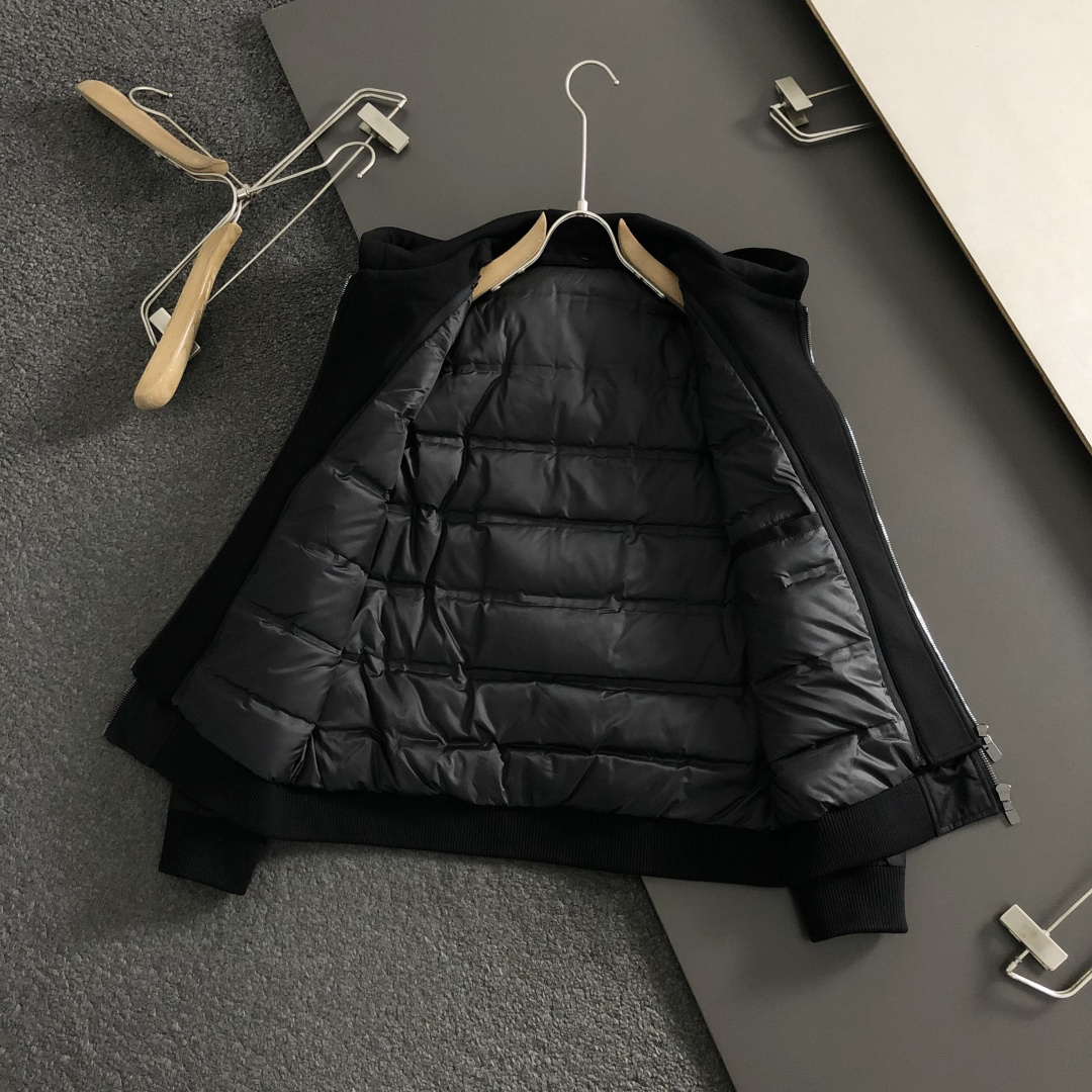 BBR*合身版型48-562025秋冬羽绒外套，以双层连帽元素点缀为主调，融入皮牌专柜五金元素，打破传统