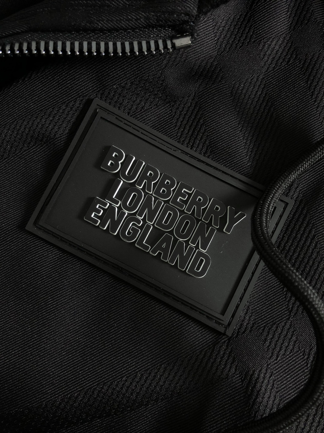 BBR*合身版型48-562025秋冬羽绒外套，以双层连帽元素点缀为主调，融入皮牌专柜五金元素，打破传统