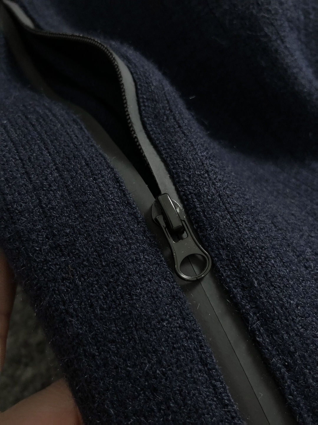 Prad*微宽版型M-XXXl2025秋冬潮牌针织开衫，以金属三角标点缀为主调，巧妙融入坑条撞色螺纹领拼