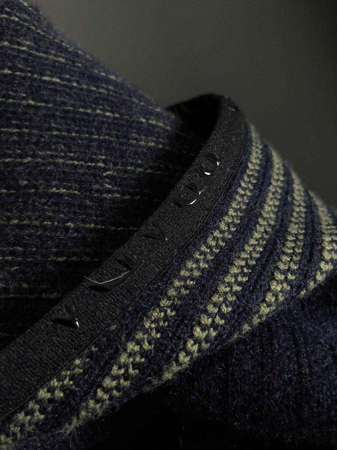 Prad*微宽版型M-XXXl2025秋冬潮牌针织开衫，以金属三角标点缀为主调，巧妙融入坑条撞色螺纹领拼