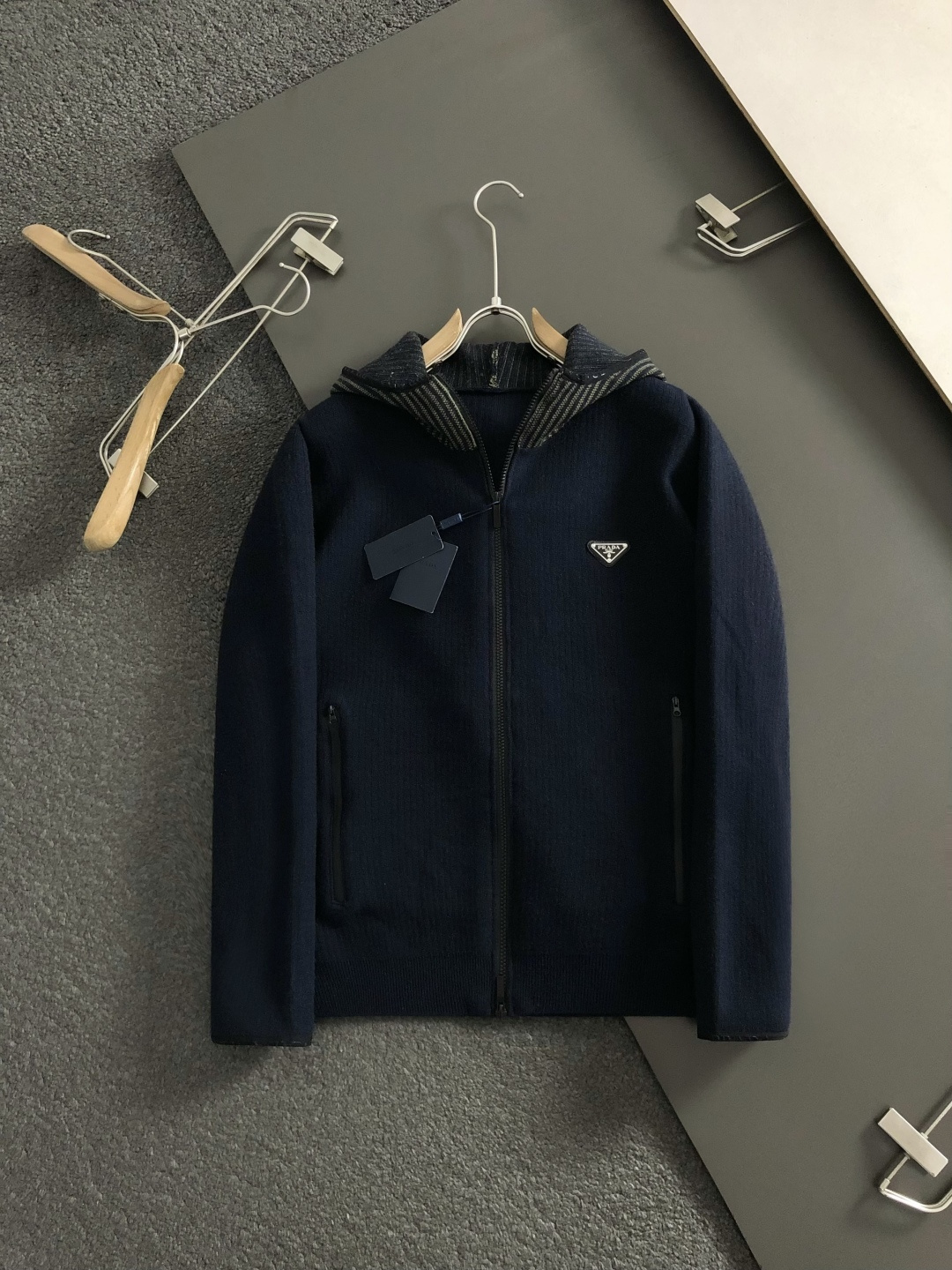 Prad*微宽版型M-XXXl2025秋冬潮牌针织开衫，以金属三角标点缀为主调，巧妙融入坑条撞色螺纹领拼