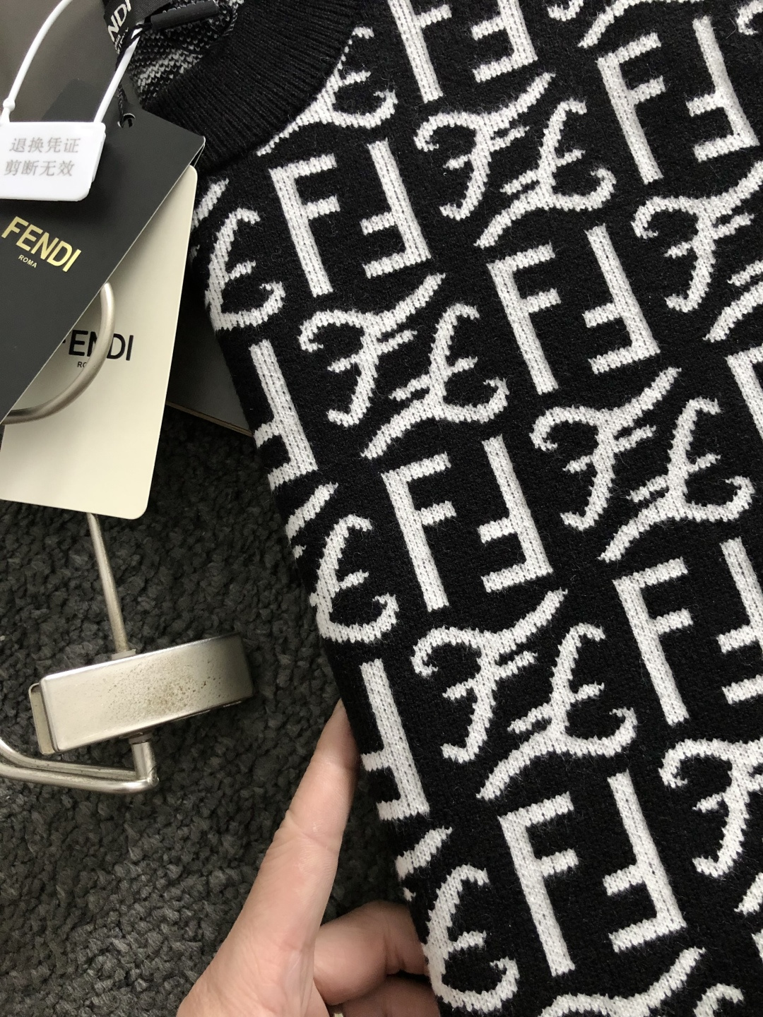 FEND*正码正拍S-Xl2025秋冬潮牌羊毛衫，以双F提花点缀为主调，巧妙满幅字母排列元素，打破传统羊