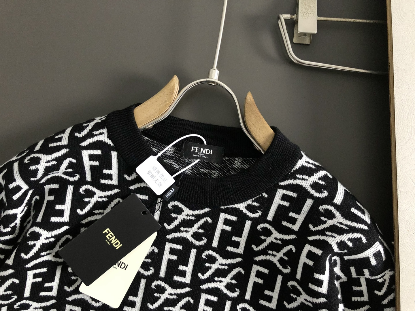 FEND*正码正拍S-Xl2025秋冬潮牌羊毛衫，以双F提花点缀为主调，巧妙满幅字母排列元素，打破传统羊