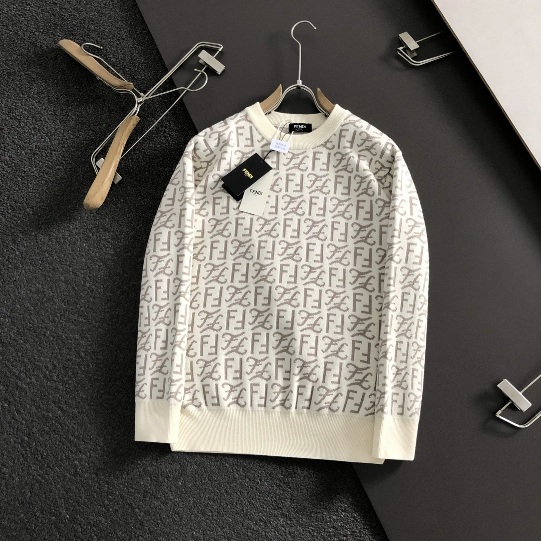 FEND*正码正拍S-Xl2025秋冬潮牌羊毛衫，以双F提花点缀为主调，巧妙满幅字母排列元素，打破传统羊