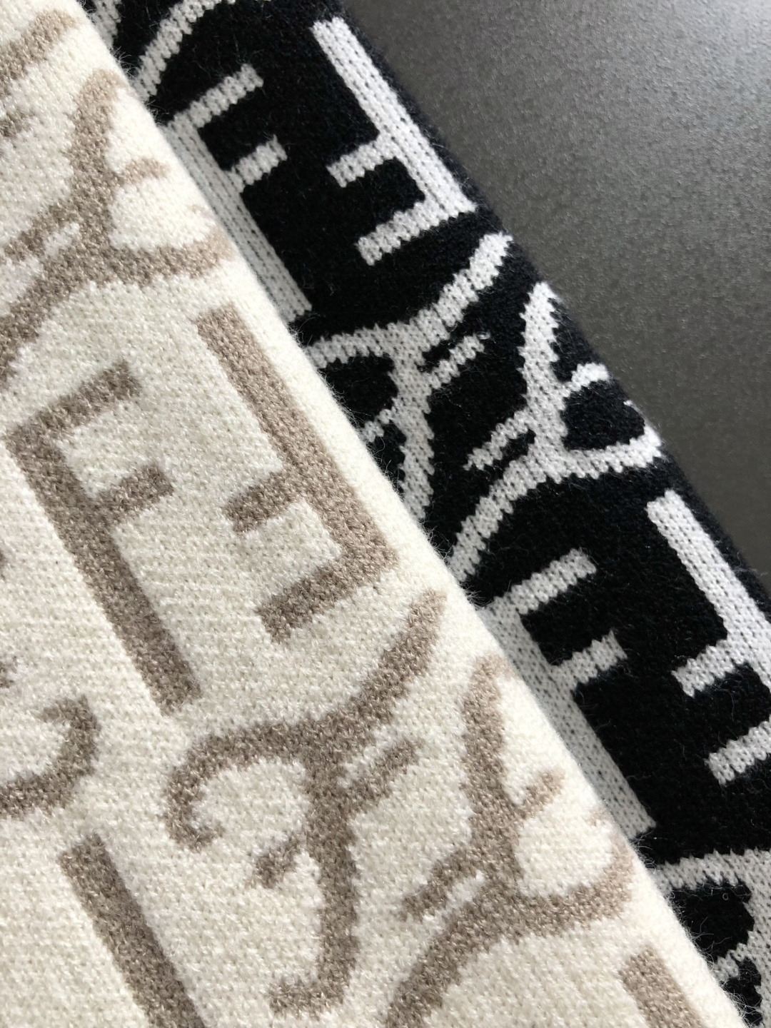 FEND*正码正拍S-Xl2025秋冬潮牌羊毛衫，以双F提花点缀为主调，巧妙满幅字母排列元素，打破传统羊