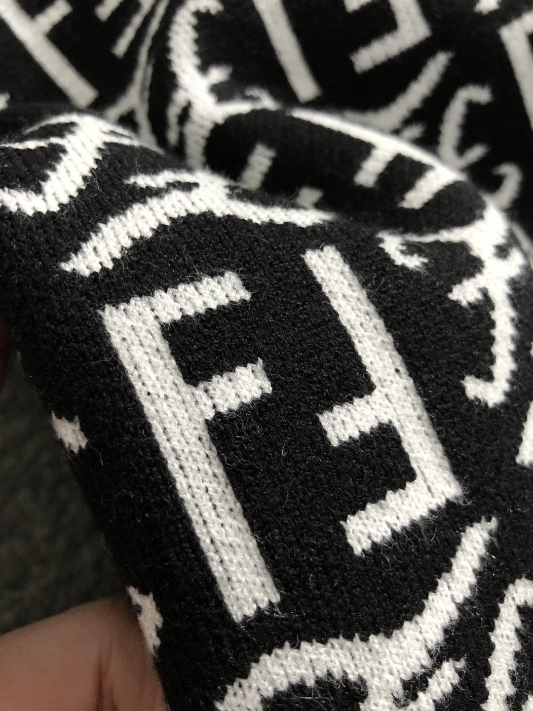 FEND*正码正拍S-Xl2025秋冬潮牌羊毛衫，以双F提花点缀为主调，巧妙满幅字母排列元素，打破传统羊