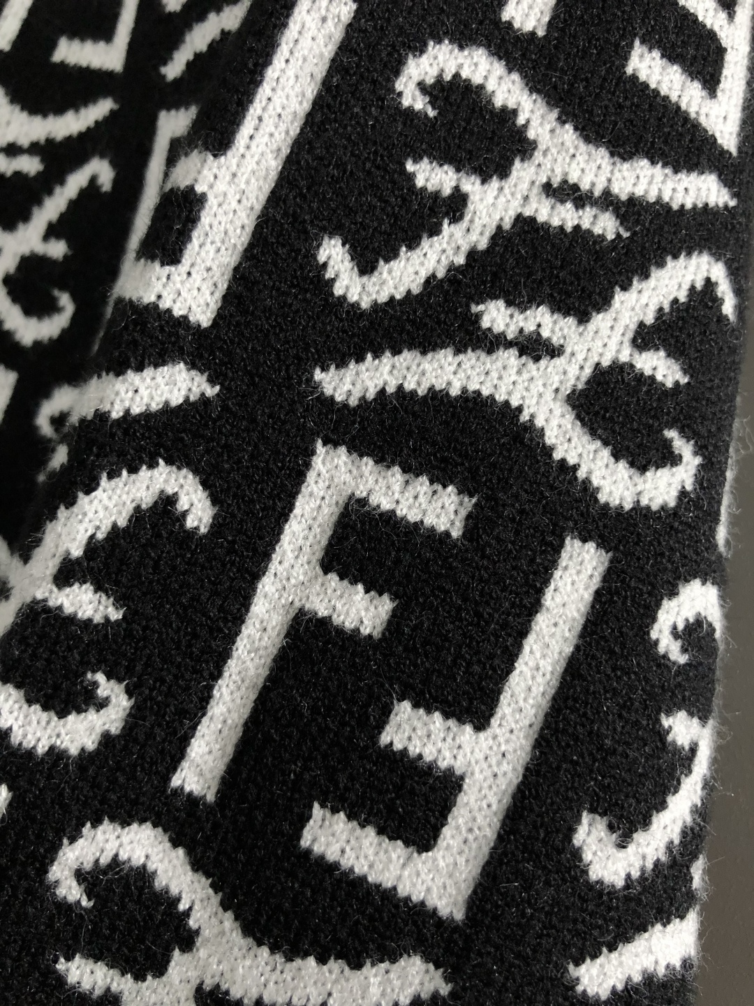 FEND*正码正拍S-Xl2025秋冬潮牌羊毛衫，以双F提花点缀为主调，巧妙满幅字母排列元素，打破传统羊