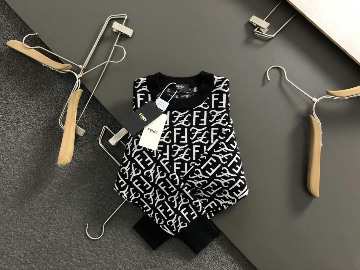 FEND*正码正拍S-Xl2025秋冬潮牌羊毛衫，以双F提花点缀为主调，巧妙满幅字母排列元素，打破传统羊