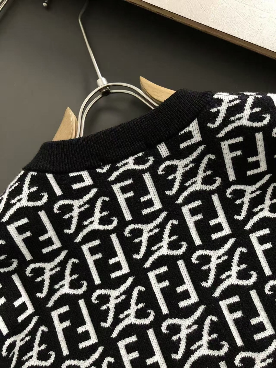 FEND*正码正拍S-Xl2025秋冬潮牌羊毛衫，以双F提花点缀为主调，巧妙满幅字母排列元素，打破传统羊