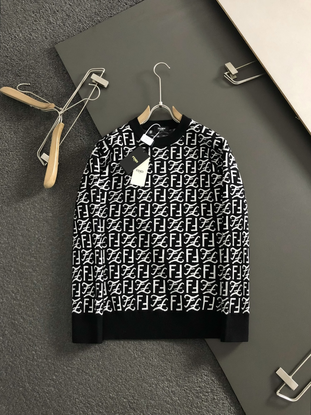 FEND*正码正拍S-Xl2025秋冬潮牌羊毛衫，以双F提花点缀为主调，巧妙满幅字母排列元素，打破传统羊