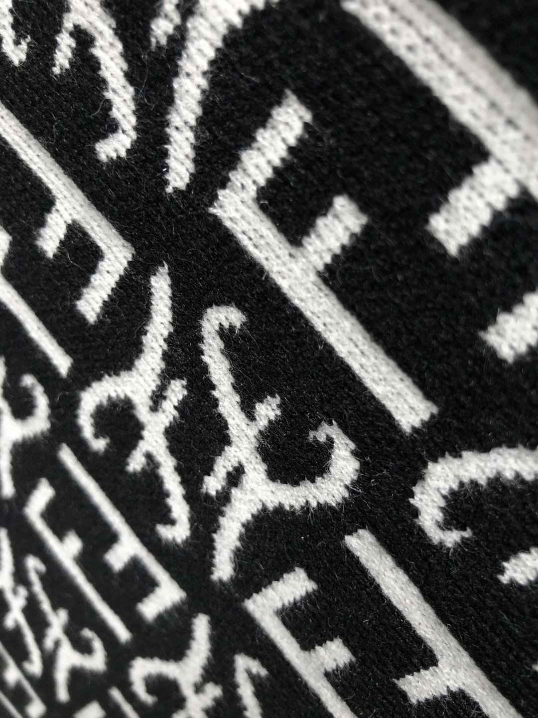 FEND*正码正拍S-Xl2025秋冬潮牌羊毛衫，以双F提花点缀为主调，巧妙满幅字母排列元素，打破传统羊