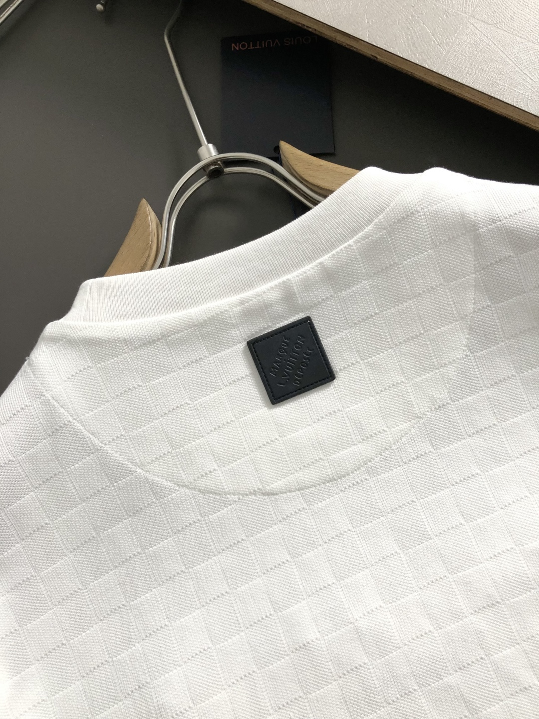 L牌*正码正牌S-Xl2026春夏短袖，棋盘格百搭为主调，巧妙融烫钻排列元素，打破传统短袖的单调感，彰显