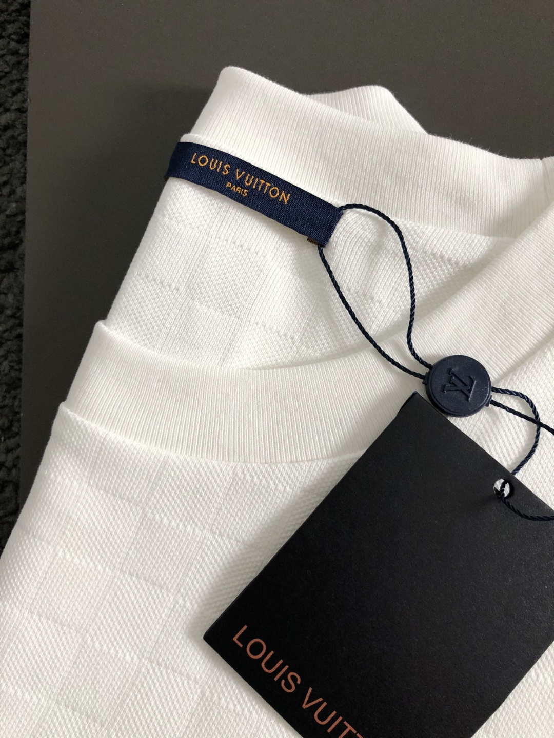 L牌*正码正牌S-Xl2026春夏短袖，棋盘格百搭为主调，巧妙融烫钻排列元素，打破传统短袖的单调感，彰显