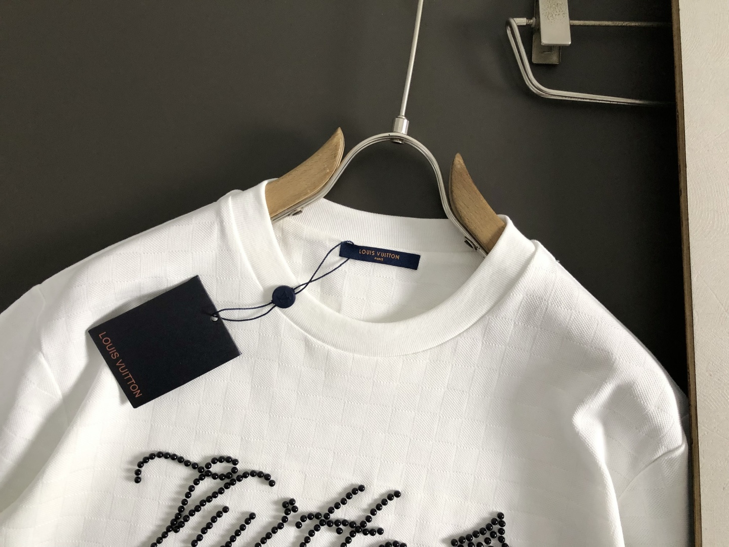 L牌*正码正牌S-Xl2026春夏短袖，棋盘格百搭为主调，巧妙融烫钻排列元素，打破传统短袖的单调感，彰显