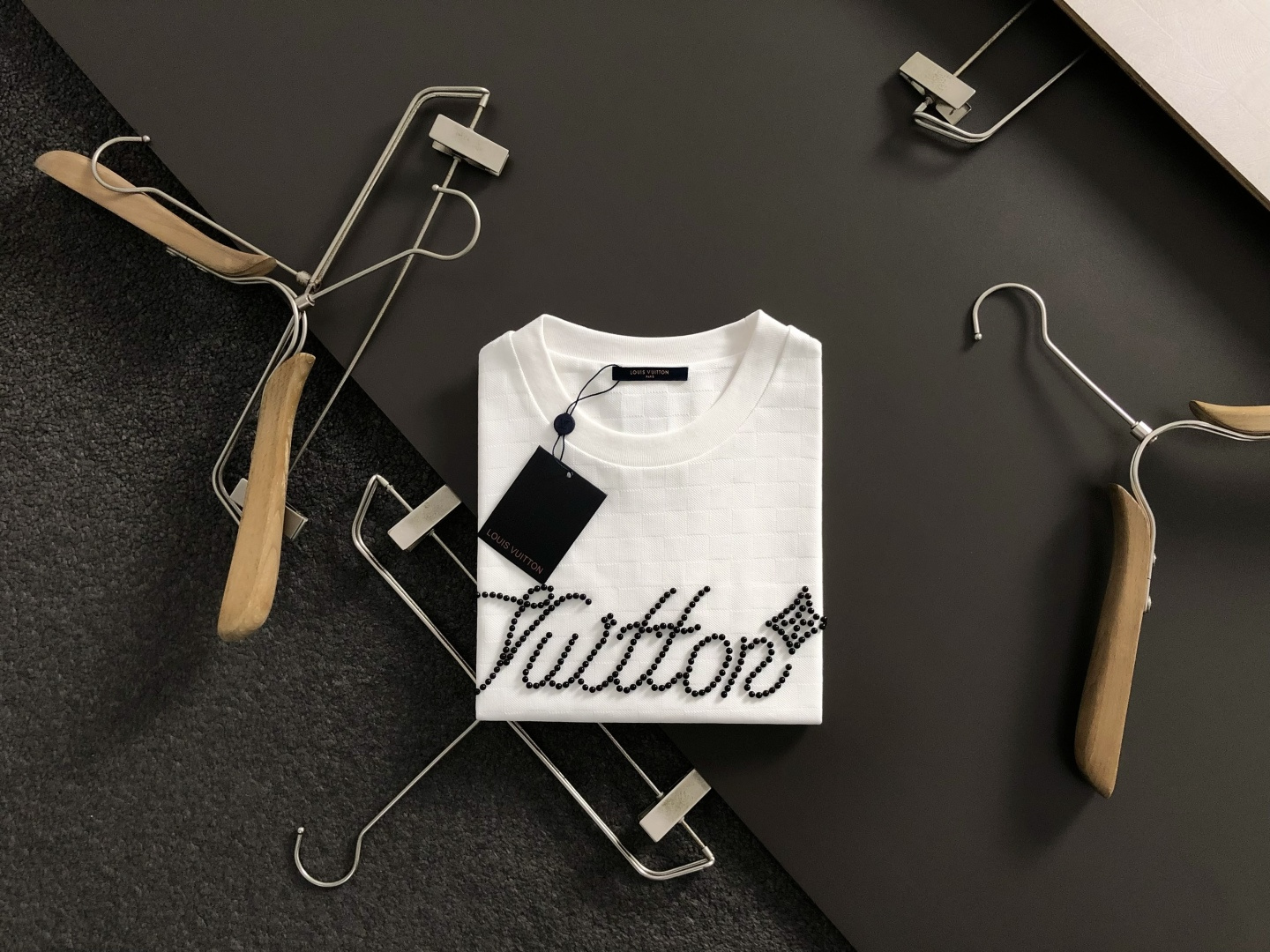 L牌*正码正牌S-Xl2026春夏短袖，棋盘格百搭为主调，巧妙融烫钻排列元素，打破传统短袖的单调感，彰显