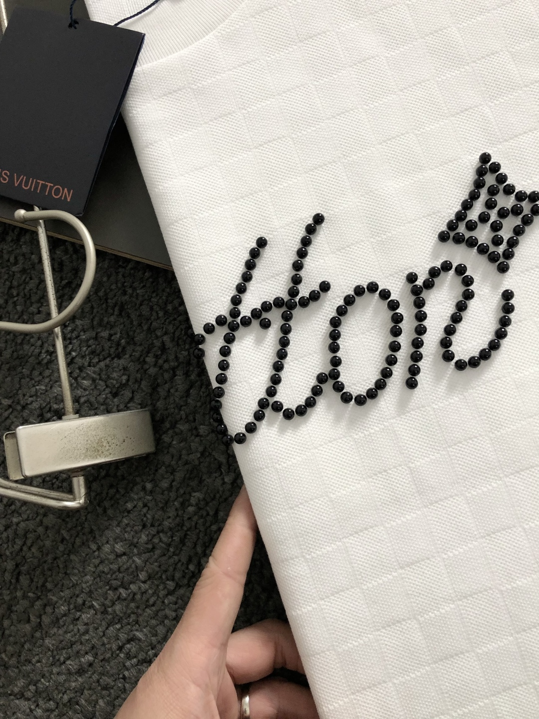 L牌*正码正牌S-Xl2026春夏短袖，棋盘格百搭为主调，巧妙融烫钻排列元素，打破传统短袖的单调感，彰显