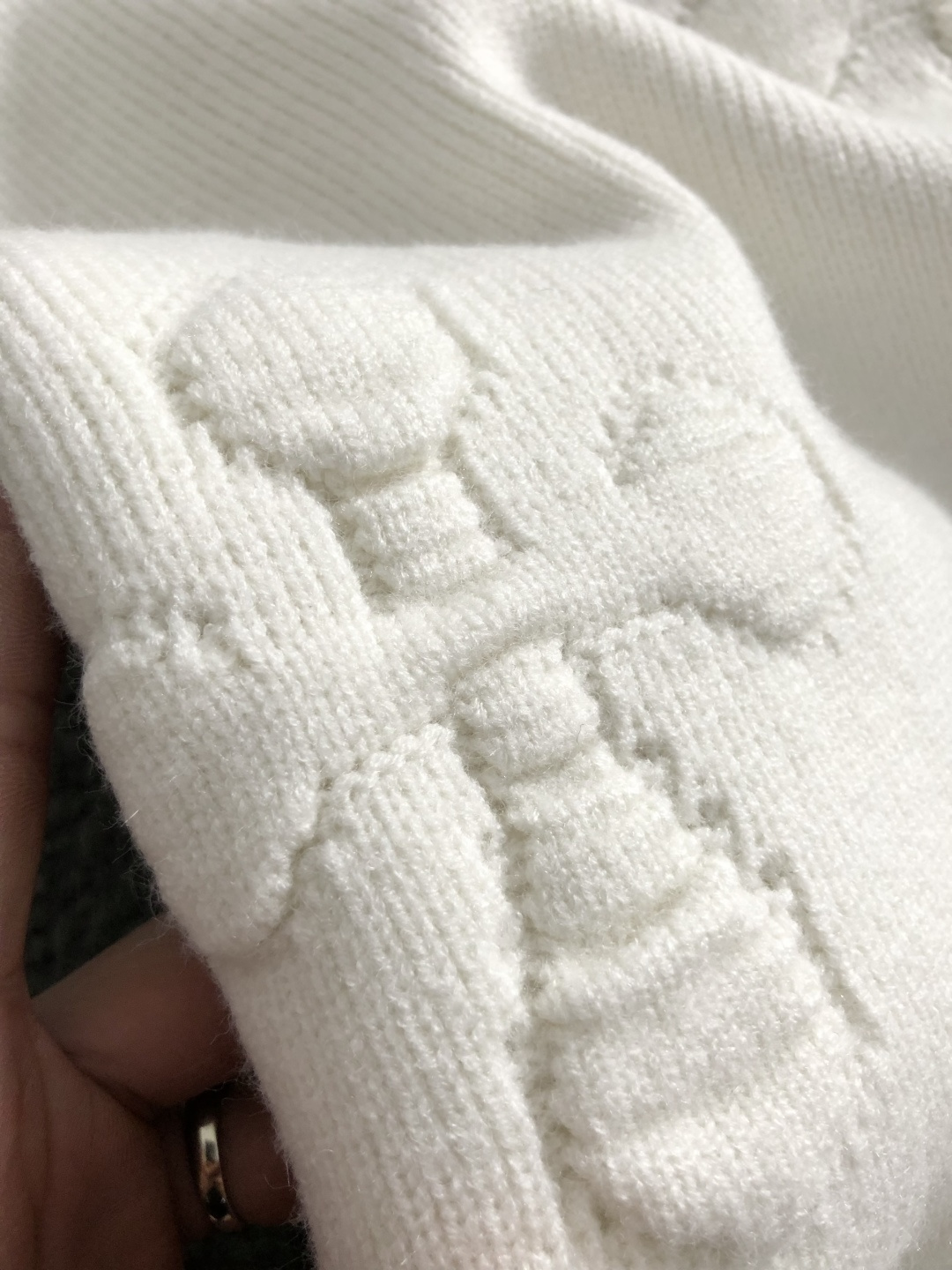 CH*卡码拍小S-Xl2025秋冬潮牌羊毛衫，以十字提花点缀为主调，巧妙十字元素，打破传统羊毛的单调感，