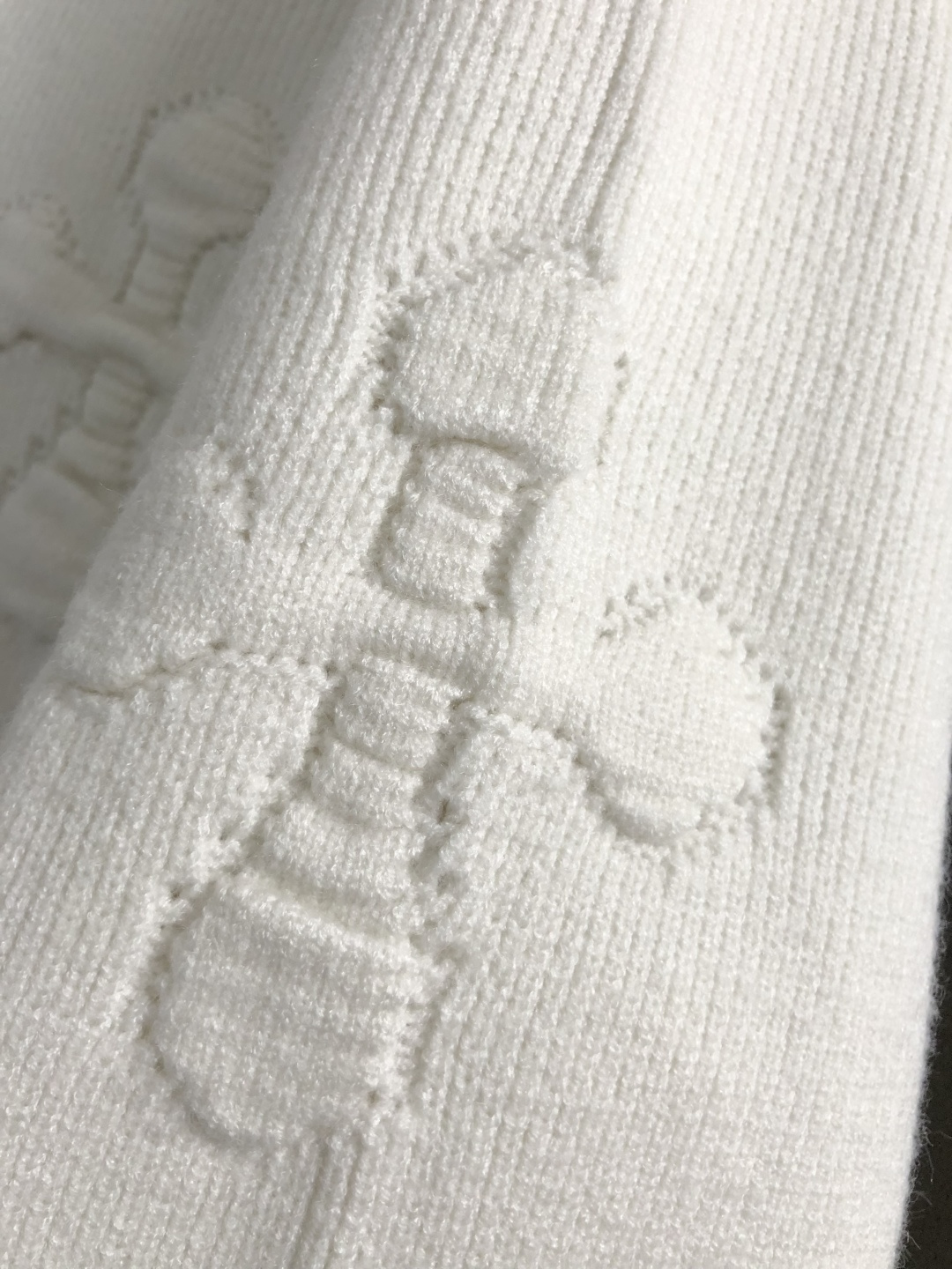 CH*卡码拍小S-Xl2025秋冬潮牌羊毛衫，以十字提花点缀为主调，巧妙十字元素，打破传统羊毛的单调感，