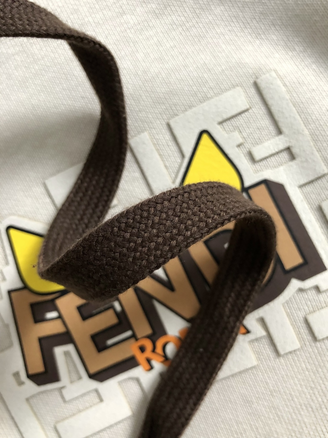 FEND套装版型M-XXXl2025秋冬潮牌印花拉链套装，以拉链口袋字母印花点缀为主调，巧妙融入经典配色