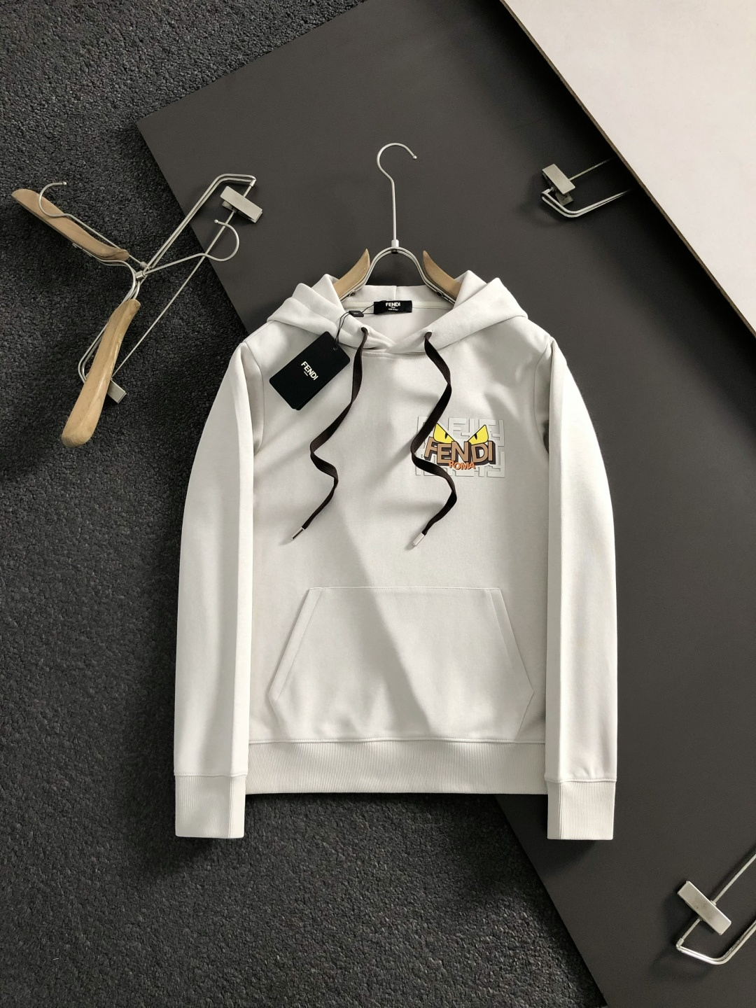 FEND套装版型M-XXXl2025秋冬潮牌印花拉链套装，以拉链口袋字母印花点缀为主调，巧妙融入经典配色