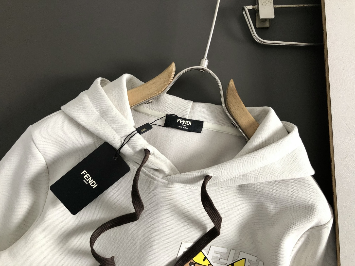 FEND套装版型M-XXXl2025秋冬潮牌印花拉链套装，以拉链口袋字母印花点缀为主调，巧妙融入经典配色