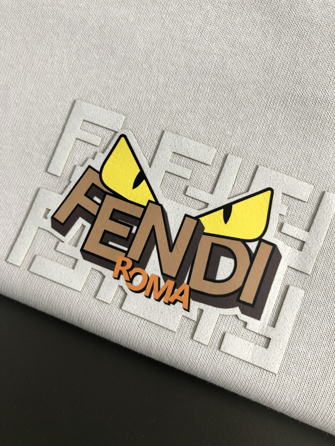 FEND套装版型M-XXXl2025秋冬潮牌印花拉链套装，以拉链口袋字母印花点缀为主调，巧妙融入经典配色