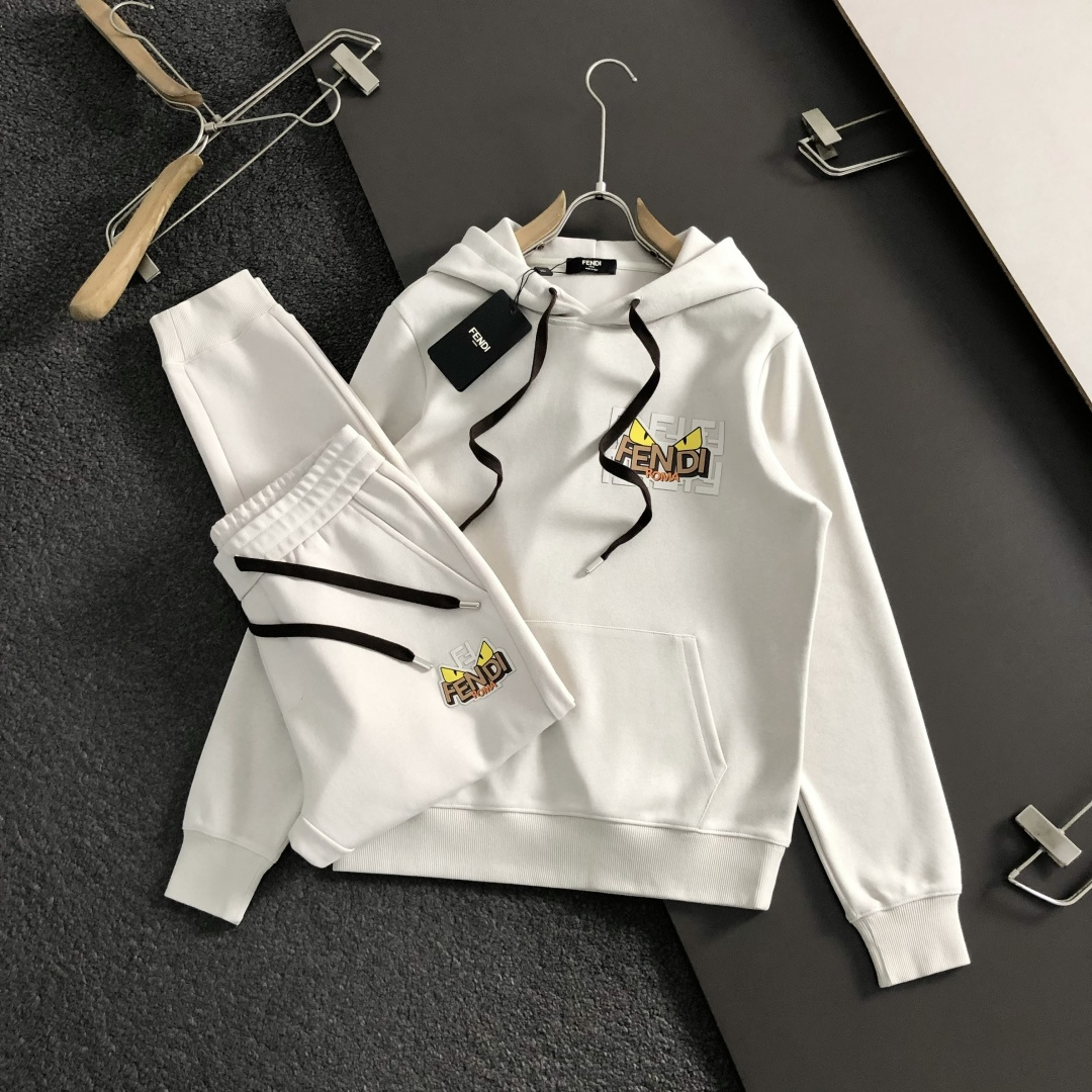 FEND套装版型M-XXXl2025秋冬潮牌印花拉链套装，以拉链口袋字母印花点缀为主调，巧妙融入经典配色