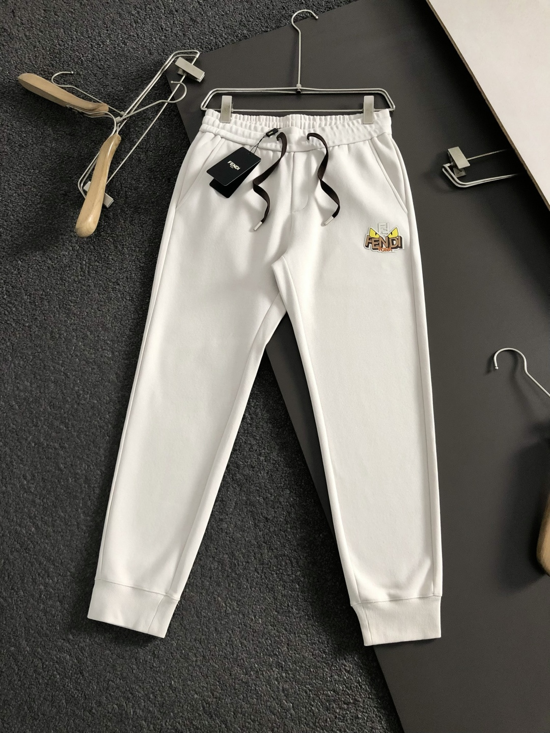 FEND套装版型M-XXXl2025秋冬潮牌印花拉链套装，以拉链口袋字母印花点缀为主调，巧妙融入经典配色