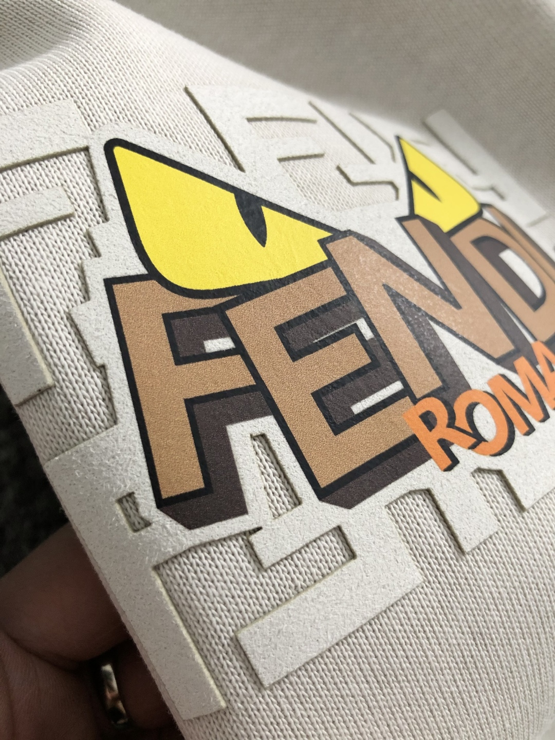 FEND套装版型M-XXXl2025秋冬潮牌印花拉链套装，以拉链口袋字母印花点缀为主调，巧妙融入经典配色