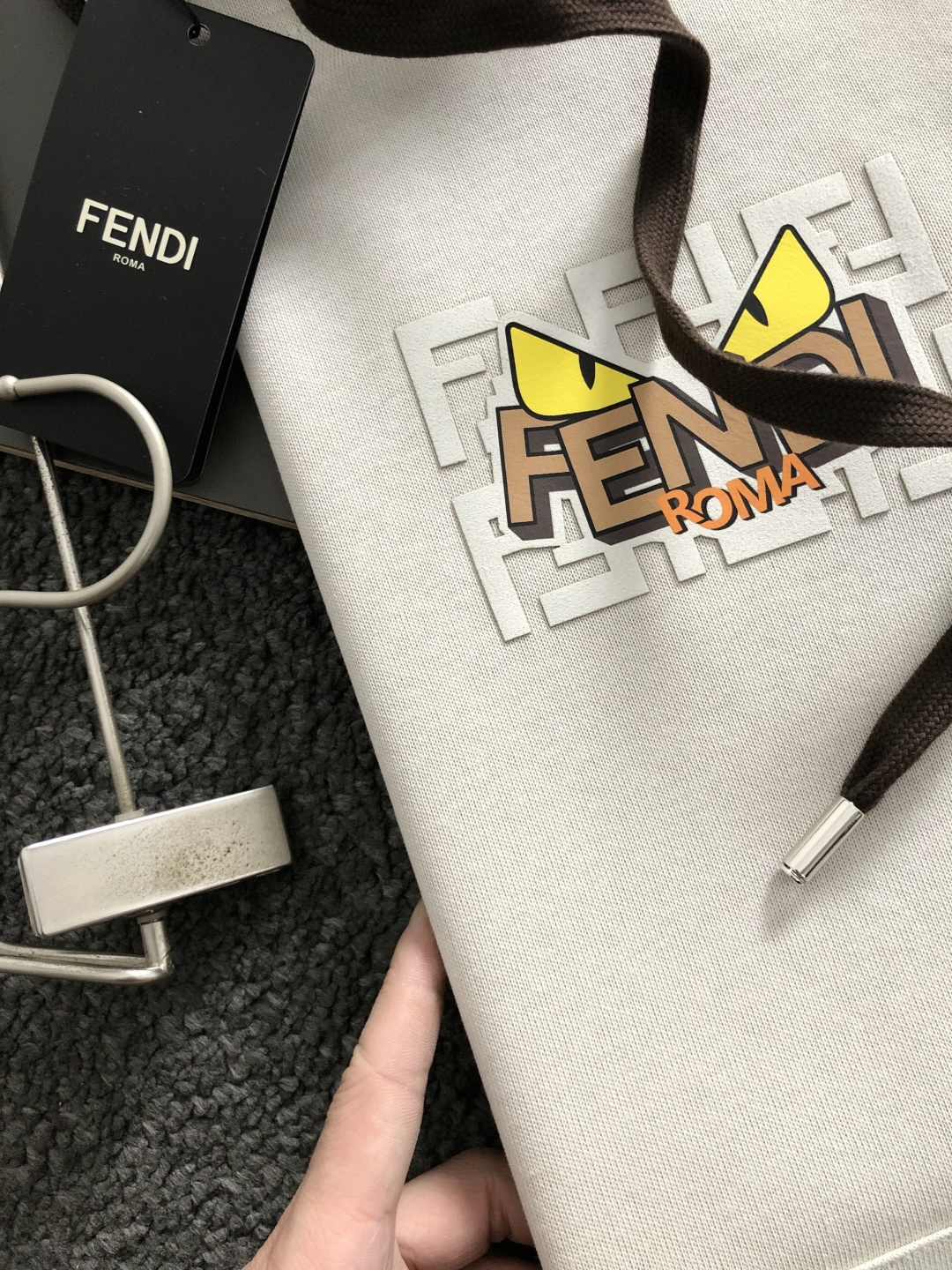 FEND套装版型M-XXXl2025秋冬潮牌印花拉链套装，以拉链口袋字母印花点缀为主调，巧妙融入经典配色