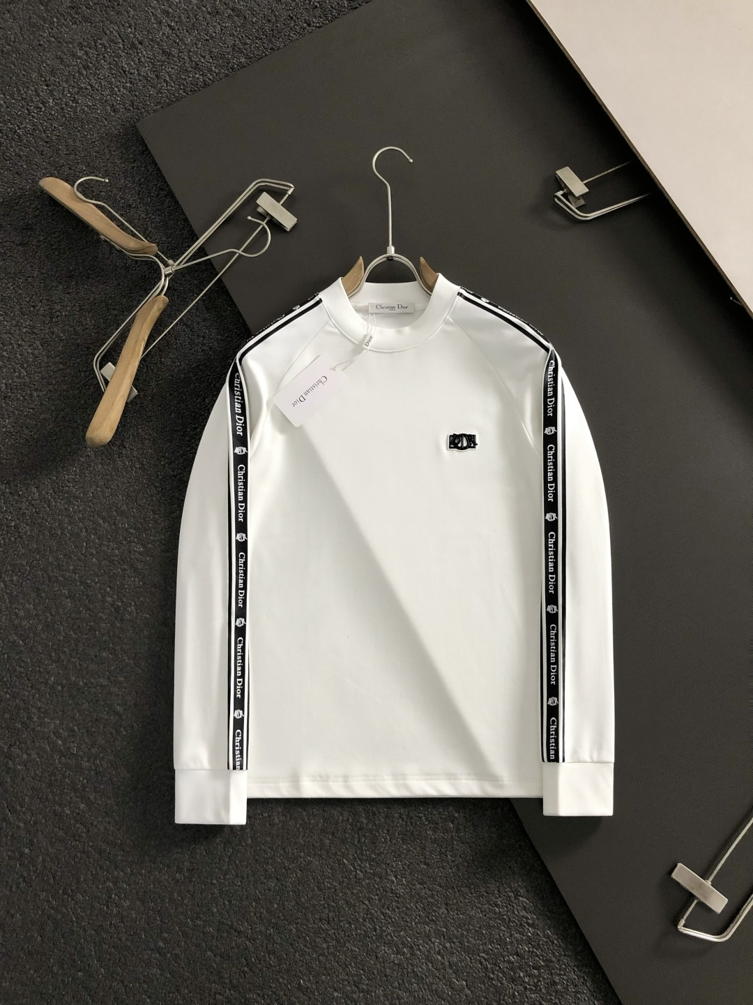 Dir*拉绒版型M-xxxl2025秋冬圆领打底衫，以字母元素点缀为主调，融入边缘印花元素，打破传统卫衣