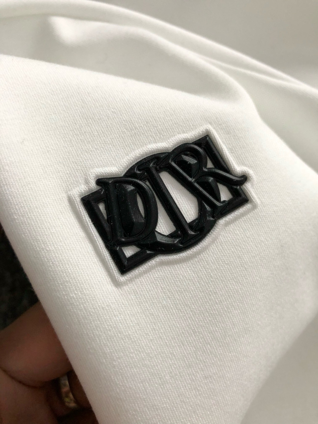 Dir*拉绒版型M-xxxl2025秋冬圆领打底衫，以字母元素点缀为主调，融入边缘印花元素，打破传统卫衣