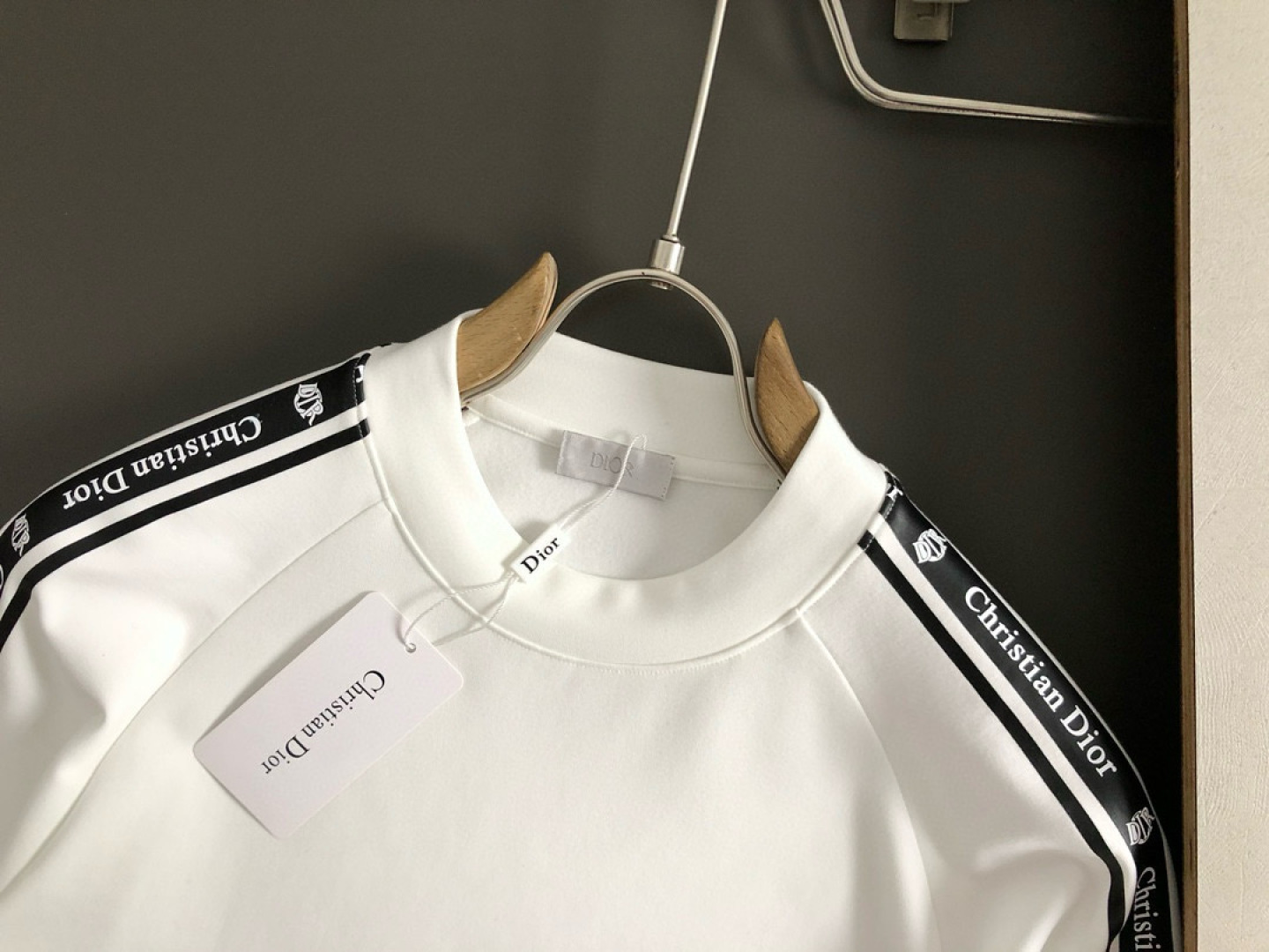 Dir*拉绒版型M-xxxl2025秋冬圆领打底衫，以字母元素点缀为主调，融入边缘印花元素，打破传统卫衣