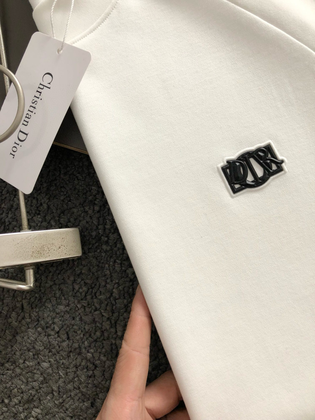 Dir*拉绒版型M-xxxl2025秋冬圆领打底衫，以字母元素点缀为主调，融入边缘印花元素，打破传统卫衣