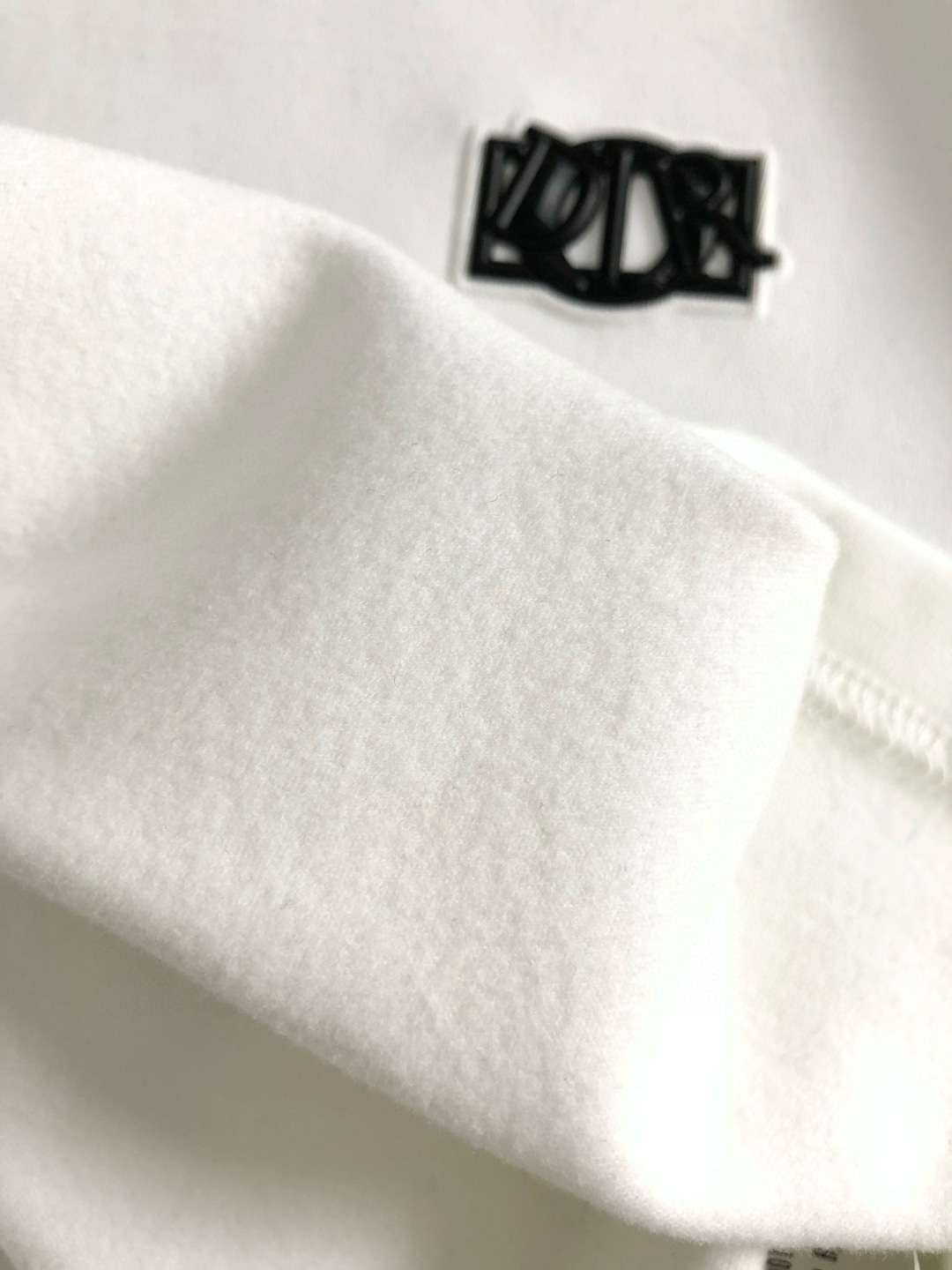 Dir*拉绒版型M-xxxl2025秋冬圆领打底衫，以字母元素点缀为主调，融入边缘印花元素，打破传统卫衣