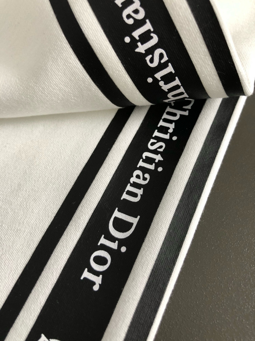 Dir*拉绒版型M-xxxl2025秋冬圆领打底衫，以字母元素点缀为主调，融入边缘印花元素，打破传统卫衣