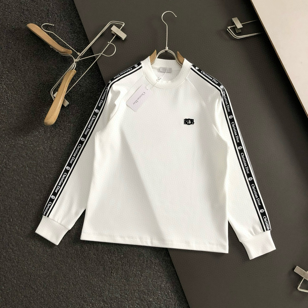 Dir*拉绒版型M-xxxl2025秋冬圆领打底衫，以字母元素点缀为主调，融入边缘印花元素，打破传统卫衣