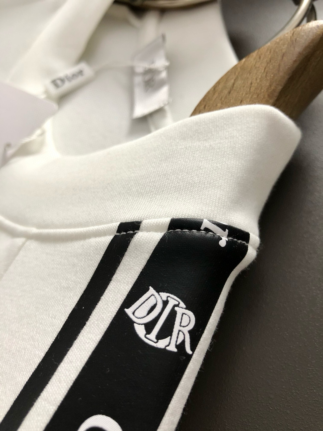 Dir*拉绒版型M-xxxl2025秋冬圆领打底衫，以字母元素点缀为主调，融入边缘印花元素，打破传统卫衣