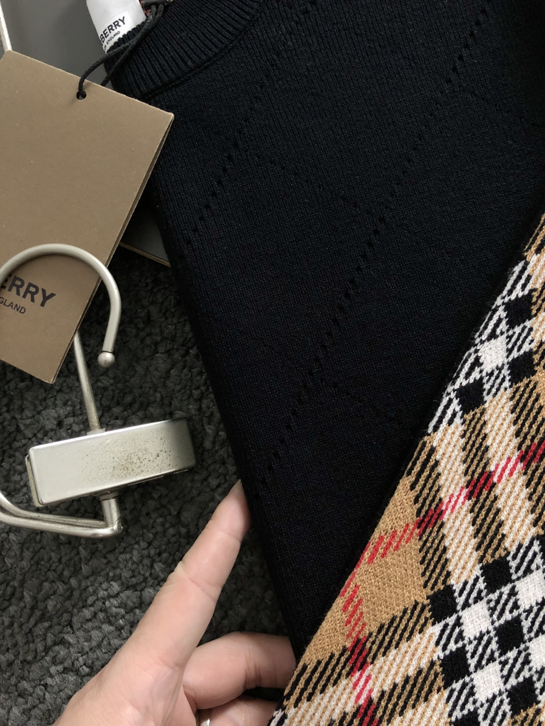 BBR**微宽版型M-xxxl2025秋冬格纹羊毛衫，以撞色格纹拼接工艺元素点缀为主调，巧妙镂空菱形格元