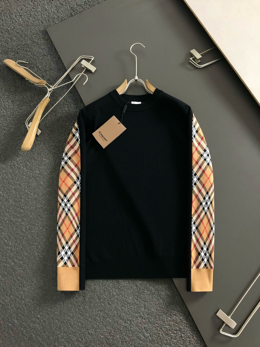 BBR**微宽版型M-xxxl2025秋冬格纹羊毛衫，以撞色格纹拼接工艺元素点缀为主调，巧妙镂空菱形格元